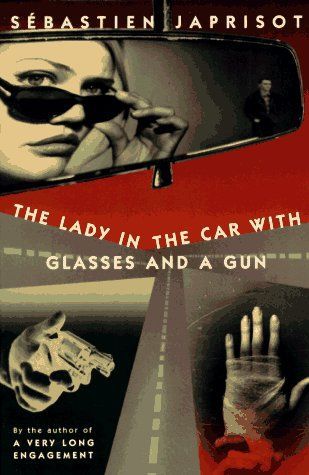 La dame dans l'auto avec des lunettes et un fusil