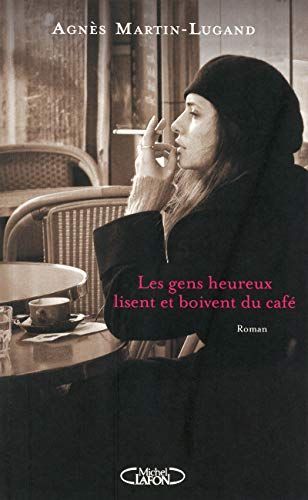 Les gens heureux lisent et boivent du café