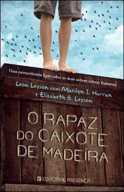 O RAPAZ DO CAIXOTE DE MADEIRA.