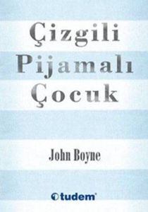 Çizgili pijamalı çocuk