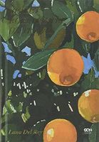 Violet robi mostek na trawie